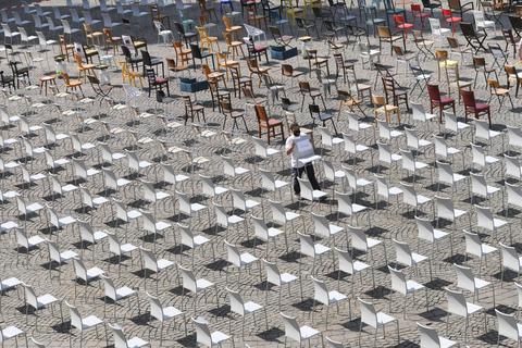 Leere Stühle, keine Gäste –  wie hier auf dem Frankfurter Römerberg machen Gastronomen auf ihre prekäre Lage aufmerksam. Foto: dpa