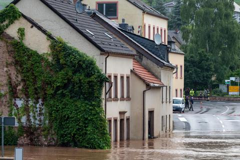 Bei Schäden durch Hochwasser sollte man umgehend seinen Versicherer informieren. Foto: dpa