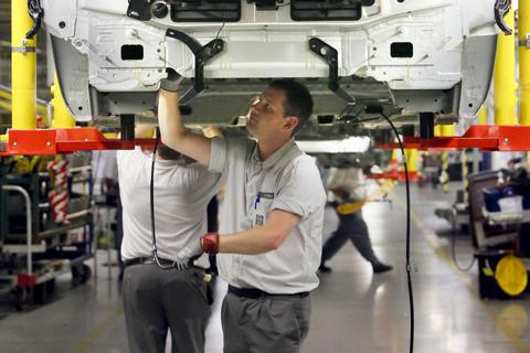Im Rüsselsheimer Opel-Werk - das Archivfoto von 2012 zeigt die Fertigung des damaligen Astra-Modells - tragen die Beschäftigten spezielle Arbeitskleidung.