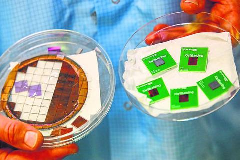Das Klettwelding-Verfahren kommt auch bei Mikrochips zur Anwendung. Dabei werden die Chips (links) mit dem metallischen Rasen beschichtet und dann aufeinandergepresst (rechts). Foto: Torsten Boor