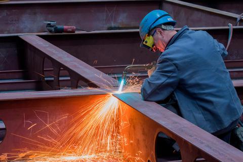 Vor allem die Metall-, Elektro- und Stahlindustrie hat innerhalb eines Jahres im Lahn-Dill-Kreis viele Arbeitsstellen gestrichen.  Symbolfoto: Jens Büttner/dpa 