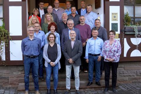 Die STI Group ehrte für die Jahre 2020 (linkes Foto) und 2021 langjährige Mitarbeiter. Fotos: STI/Dihstelhoff