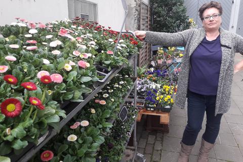 In den Laden von Anja Brehm in Undenheim darf niemand - aber im Hof etwas abholen, das ist möglich.  Foto: Torben Schröder