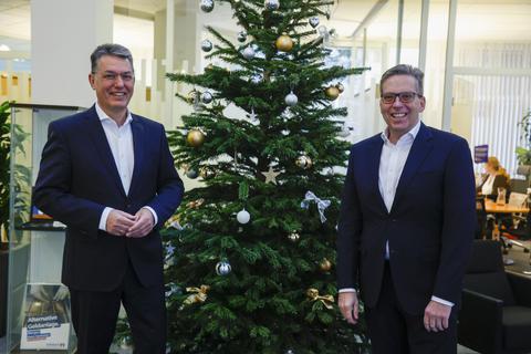 Unterstützen seit Jahren: Michael Mahr (l.) und Matthias Martiné von der Volksbank Darmstadt. Foto: Guido Schiek