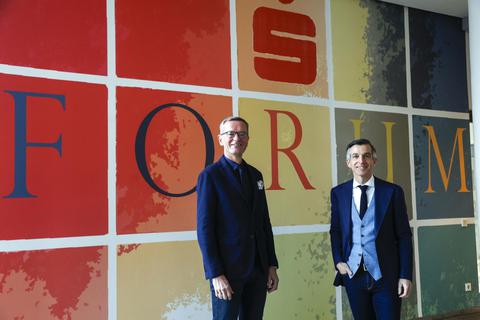 Markus Euler (links) und Ramon Moral leiten seit Sommer als Vorstandsduo die Sparkasse Dieburg. Foto: Guido Schiek