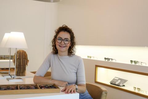 Die Brille muss sitzen und gut aussehen: Bei Sabrina Will von S. Adler in Darmstadt wird Design großgeschrieben. Foto: Guido Schiek