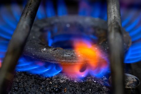 Flamme in einem Gasherd: Der Gaspreis wird mit der Anhebung der Mehrwertsteuer wieder steigen.
